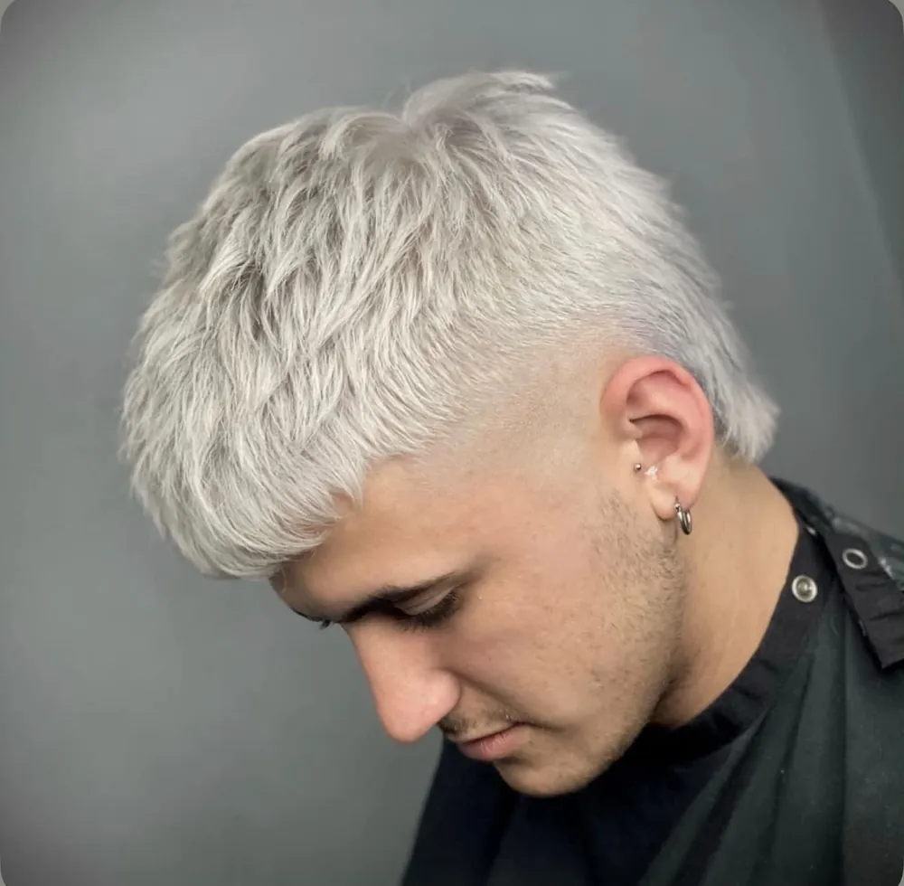 Platinově blond vlasy s jemným přechodem, pohled shora z profilu