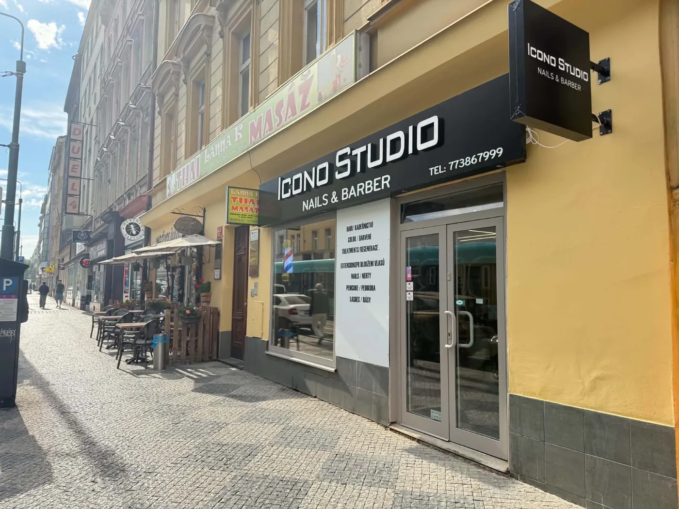 ICONO STUDIO v ulici Bělehradská v Praze 2 – cedule, výloha a vchod