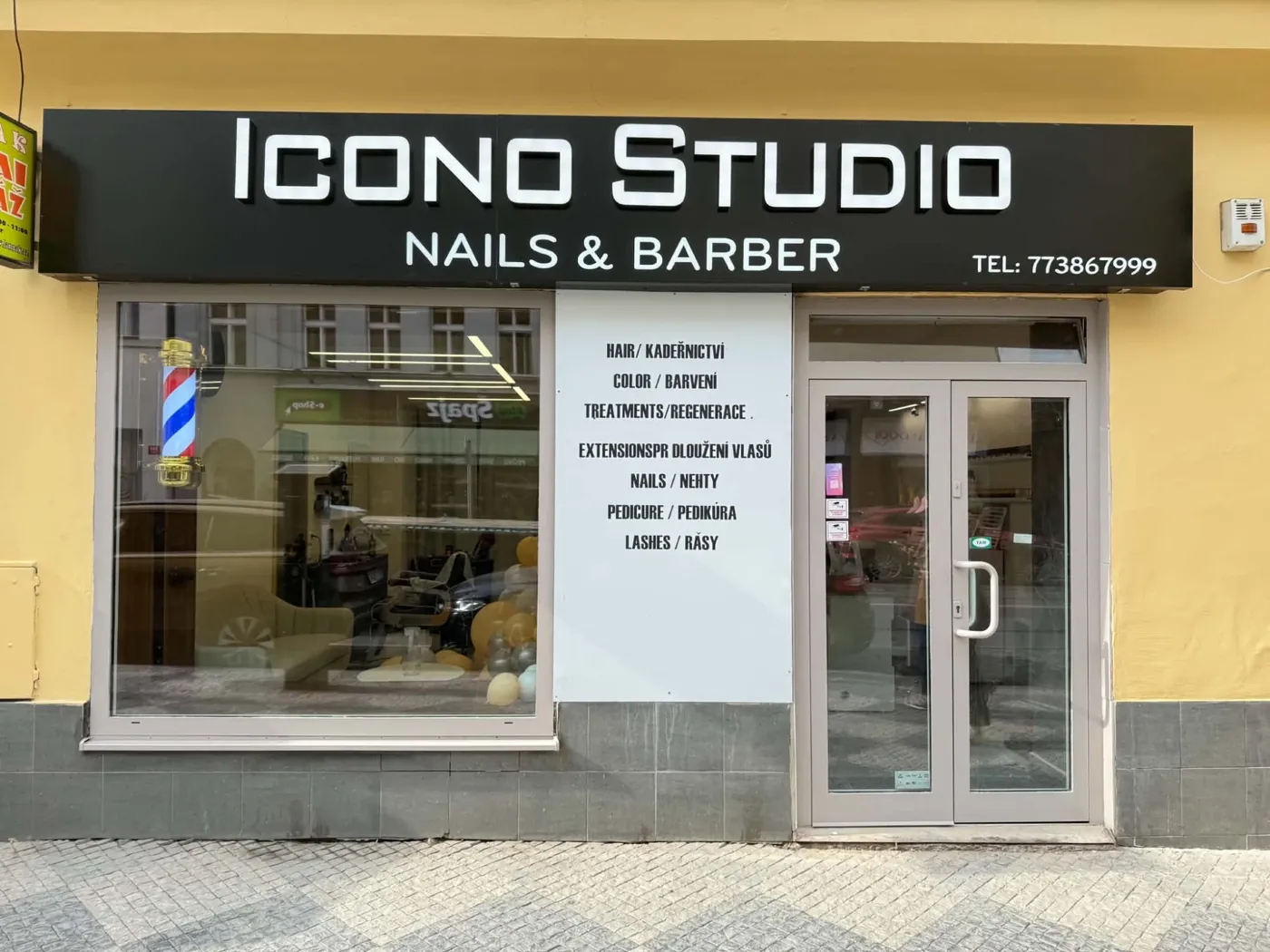 Vchod a výloha ICONO STUDIO s kadeřnickým sloupkem, pohled zepředu